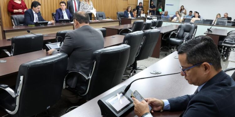 Aprovado projeto que limita recondução na presidência de comissões da ALETO