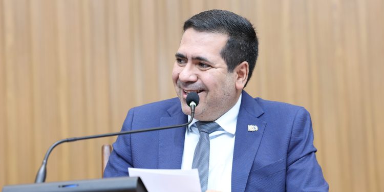 Marcus Marcelo é reeleito presidente da Comissão de Educação na ALETO e reforça compromisso com a área