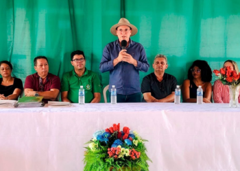 Prefeito Jocélio Nobre comemora avanço da regularização fundiária durante entrega de certidões e títulos em Pequizeiro