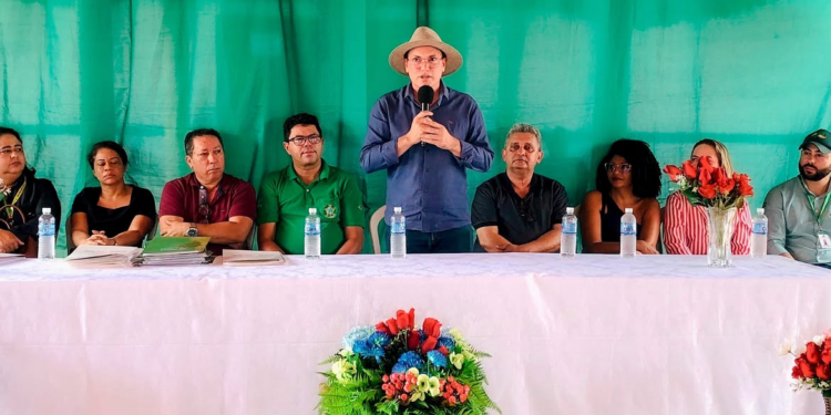 Prefeito Jocélio Nobre comemora avanço da regularização fundiária durante entrega de certidões e títulos em Pequizeiro