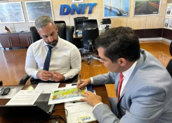 Ricardo Ayres busca respostas e diretor do DNIT garante que travessia de balsa entre Aguiarnópolis e Estreito será iniciada e mantida