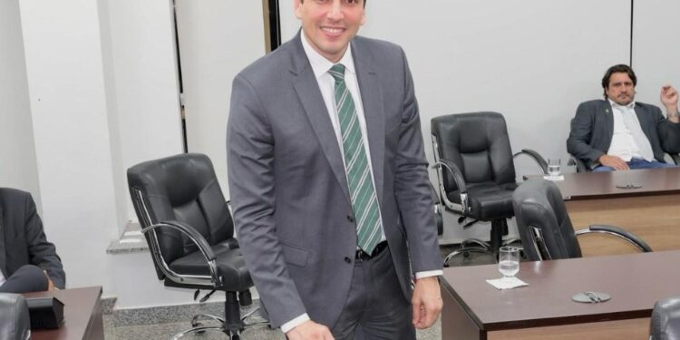 Olyntho é eleito presidente da Comissão de Finanças da Assembleia