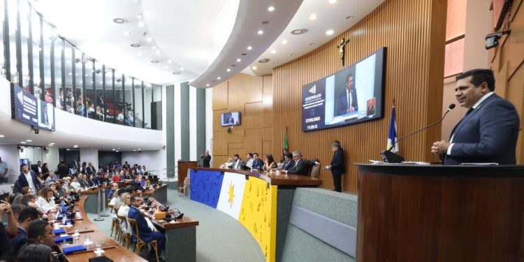 Sessão solene: Marcus Marcelo anuncia investimento e pede retorno de cursos da Unitins em Araguaína