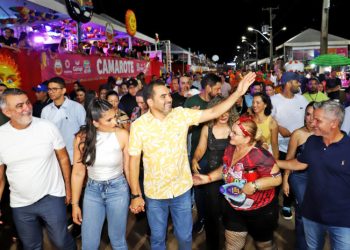 Governador Wanderlei Barbosa prestigia penúltima noite de Carnaval de Gurupi