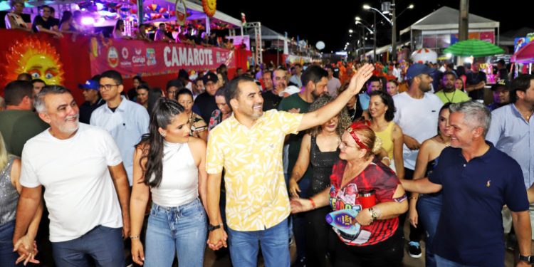Governador Wanderlei Barbosa prestigia penúltima noite de Carnaval de Gurupi