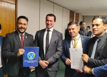 Autorização para novos voos é entregue para vereadores e deputado federal Alexandre Guimarães, mas autoridades ainda tentam atrair companhias aéreas