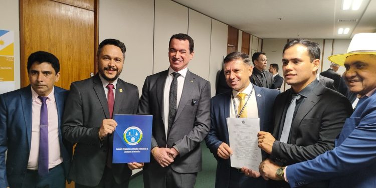 Autorização para novos voos é entregue para vereadores e deputado federal Alexandre Guimarães, mas autoridades ainda tentam atrair companhias aéreas