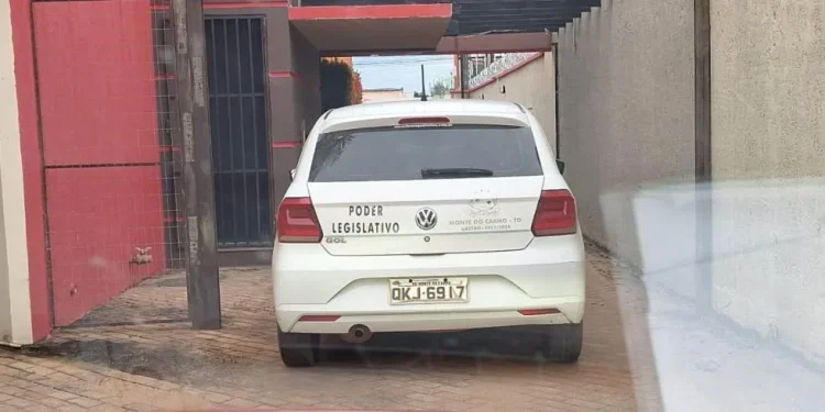 Deu ruim: Carro oficial da Câmara de Monte do Carmo é flagrado saindo de motel em Palmas
