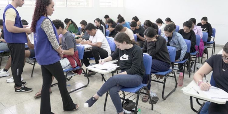 Unitins abre inscrições para o vestibular com metade das vagas destinadas a estudantes de escolas públicas