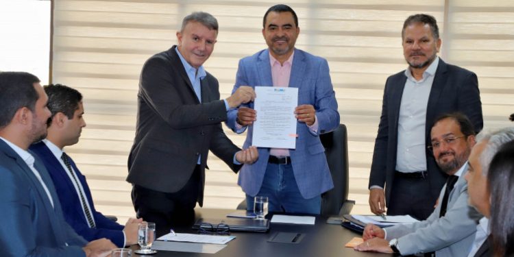 Governador Wanderlei Barbosa e prefeito Eduardo Siqueira formalizam devolução do Estádio Nilton Santos para o Estado