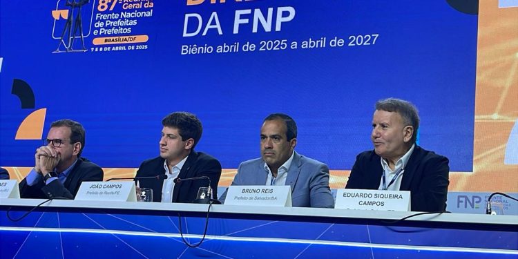 Prefeito de Palmas toma posse na Frente Nacional de Prefeitas e Prefeitos e destaca contribuição à causa animal