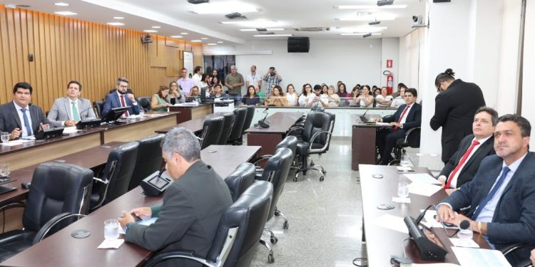 Deputados questionam secretário sobre problemas na rede pública de Saúde