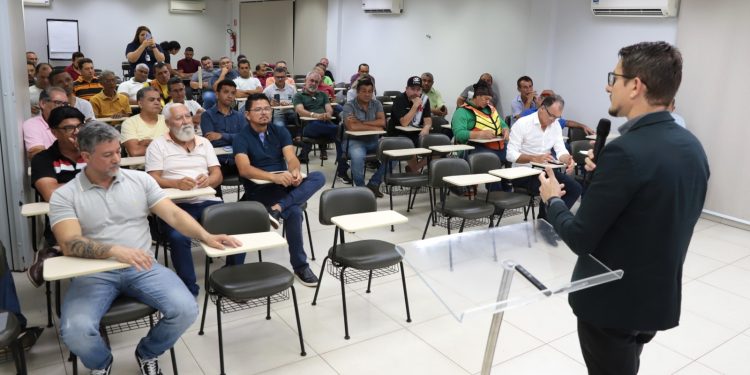 Prefeitura e SEST/SENAT realizam evento sobre direção defensiva para mototaxistas e taxistas de Araguaína