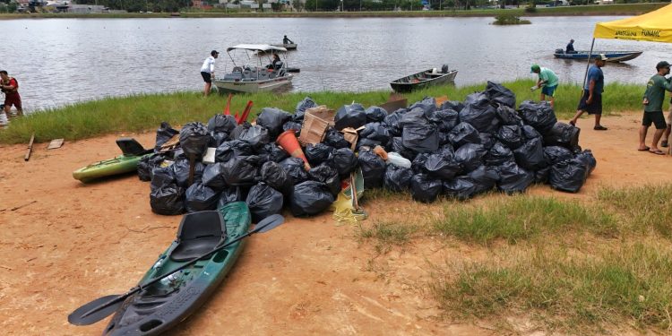 Prefeitura e voluntários promovem a primeira ação de limpeza do Lago Azul em 2025