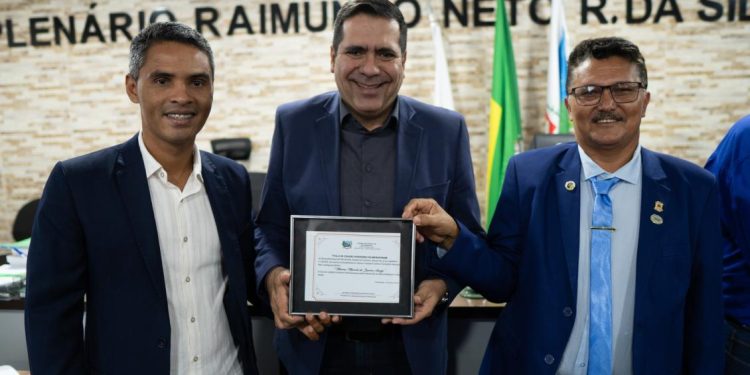 Marcus Marcelo recebe título de cidadão de Palmeirante e anuncia novos investimentos
