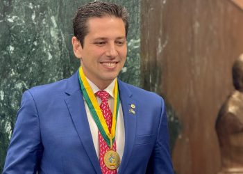 Olyntho recebe a mais alta honraria concedida pelo Legislativo de GO