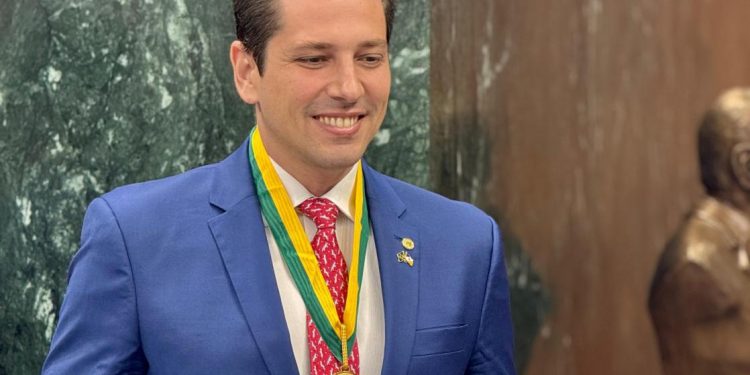 Olyntho recebe a mais alta honraria concedida pelo Legislativo de GO