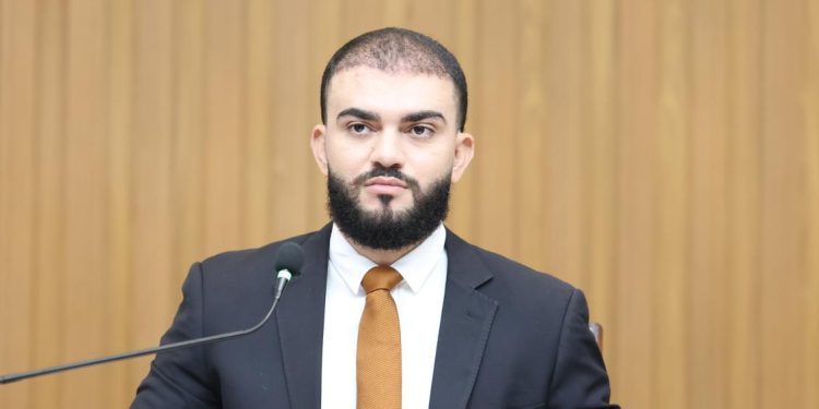 Relator em duas Comissões, Léo Barbosa comemora lei que garante igualdade de descontos em escolas