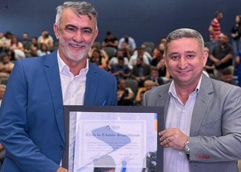 Vereador Enoque Neto homenageia presidente da ALETO com Título de Cidadão Araguainense durante evento regional