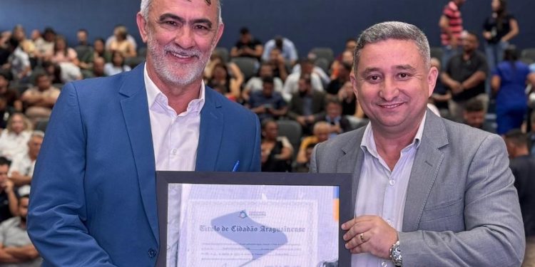 Vereador Enoque Neto homenageia presidente da ALETO com Título de Cidadão Araguainense durante evento regional