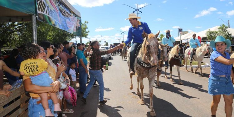 Deputado Luciano Oliveira celebra 36 anos de Pequizeiro ao lado da população