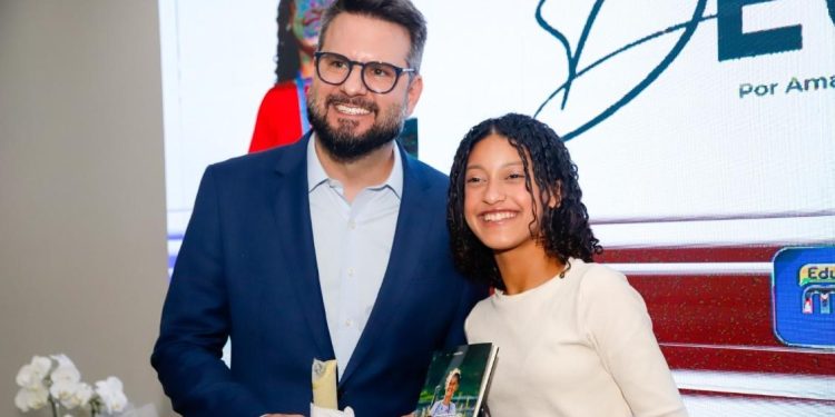 Mantoan apoia lançamento do livro “Minha vida é um projeto de Deus”, de Amanda Cremosinho