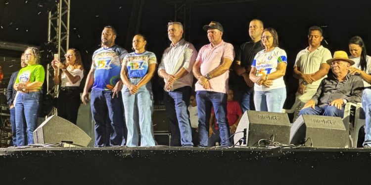Amélio Cayres participa do aniversário de 157 anos de Araguatins e garante apoio para a temporada de praias