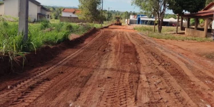 Prefeita Vicença Lino inicia serviço de recuperação e limpeza de ruas em Santa Fé do Araguaia