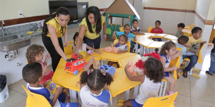 Prefeitura de Araguaína concede progressões salariais a 271 profissionais da Educação