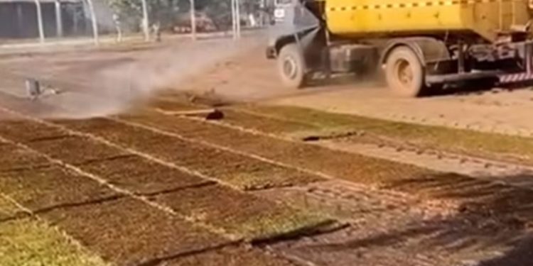 Grande incentivador do esporte, prefeito Douglas Oliveira realiza reforma no campo de futebol de Carmolândia