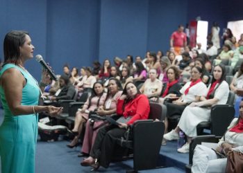 “Precisamos de mais representação feminina nos espaços de poder”, afirma palestrante na 1ª Conferência Regional de Políticas para Mulheres