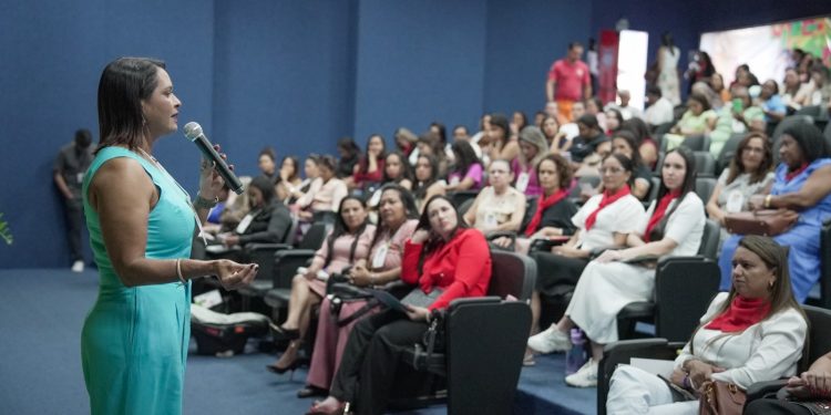 “Precisamos de mais representação feminina nos espaços de poder”, afirma palestrante na 1ª Conferência Regional de Políticas para Mulheres