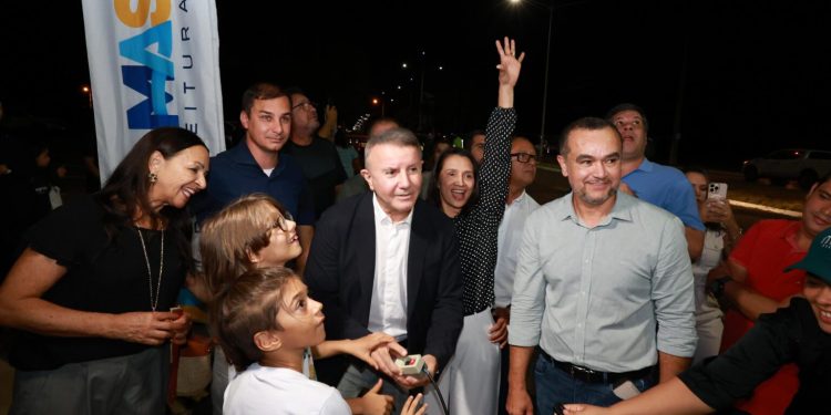 Prefeito Eduardo Siqueira Campos entrega nova iluminação em tecnologia LED na Avenida JK