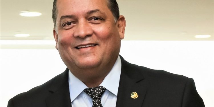 Senador Eduardo Gomes participa de fórum na França sobre inteligência artificial e segurança cibernética