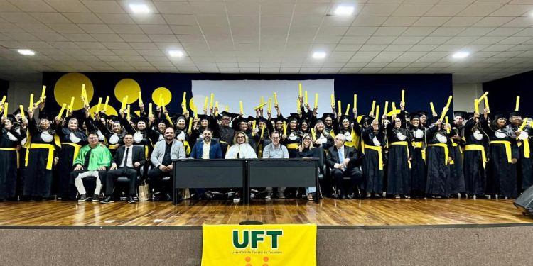 Deputado Dr. Danilo Alencar prestigia colação de grau da segunda turma da UMA em Paraíso