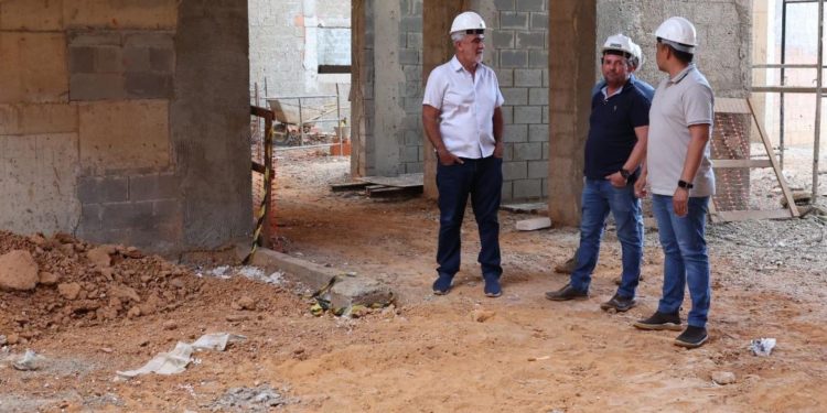 Presidente da Aleto, Amélio Cayres, vistoria obra de ampliação da sede do Parlamento