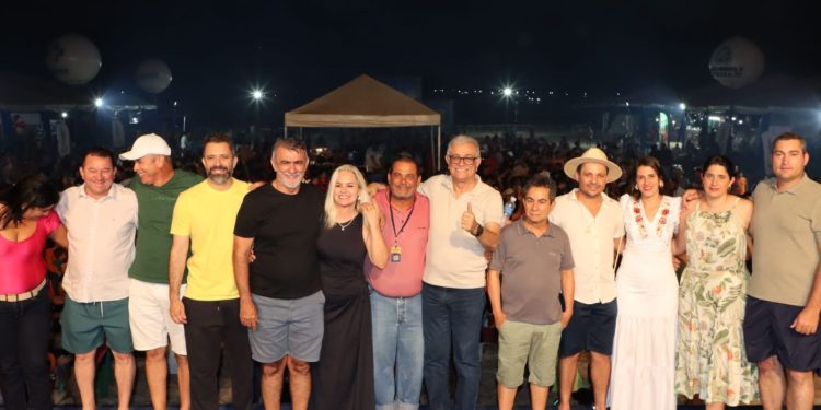 Com emenda de R$ 100 mil para reforço da estrutura, Amélio Cayres participa da abertura da temporada de praia em Caseara