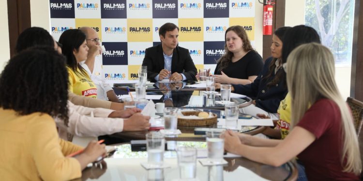 Palmas: Prefeito Carlos Velozo recebe aprovados de concursos da Saúde e Educação e reforça compromisso com nomeações dentro da legalidade