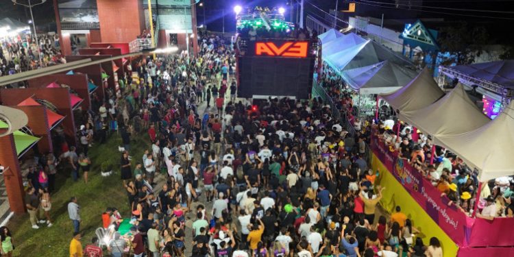 Em Miracema, governador Wanderlei Barbosa participa da abertura oficial do maior carnaval fora de época do Tocantins