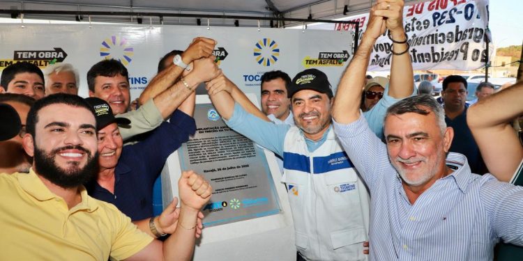 Deputados estaduais prestigiam entrega de pavimentação asfáltica entre Itacajá e Itapiratins