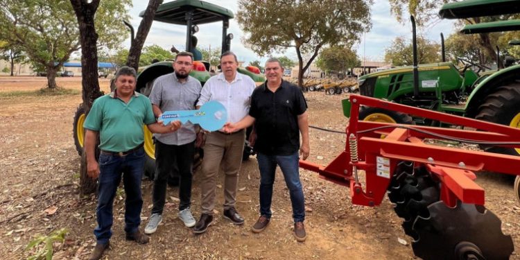 Vereador Gideon Soares garante trator para o P.A Paraíso e reforça compromisso com a zona rural de Araguaína