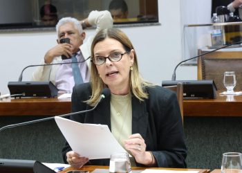 Claudia Lelis solicita adequação da lei para garantir direitos às mulheres da Polícia Civil