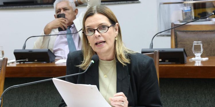 Claudia Lelis solicita adequação da lei para garantir direitos às mulheres da Polícia Civil