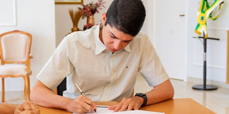 Celso Morais assina ordem de serviço para construção de galerias em nove regiões da zona rural de Paraíso