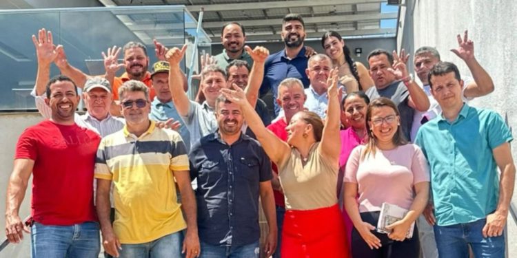 Prefeito Douglas Oliveira reúne secretariado para alinhar ações estratégicas em Carmolândia