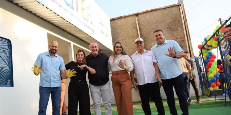 Em Aliança, Claudia Lelis participa da inauguração da Casa TEA ao lado do prefeito Elves