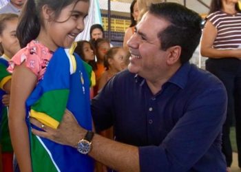 Marcus Marcelo entrega uniformes novos para mais de 600 crianças em Carmolândia