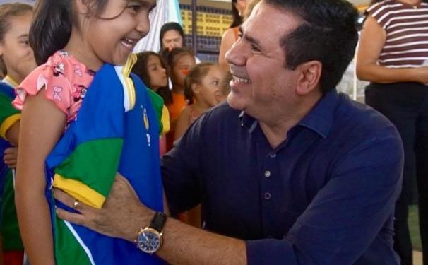 Marcus Marcelo entrega uniformes novos para mais de 600 crianças em Carmolândia