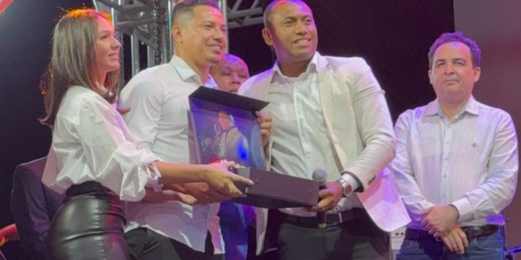 Prefeito Dione do Pastel promove noite histórica em Combinado na 12ª edição do Dia do Evangélico