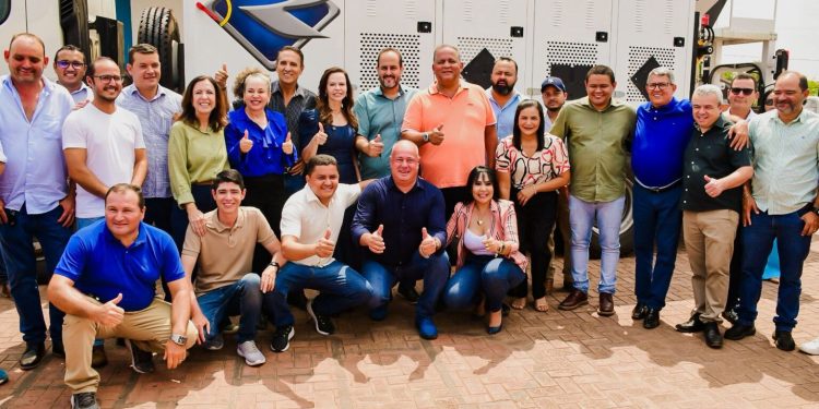 Prefeito de Paraíso, Celso Morais, prestigia entrega de usina de micropavimentação para o Vale do Araguaia